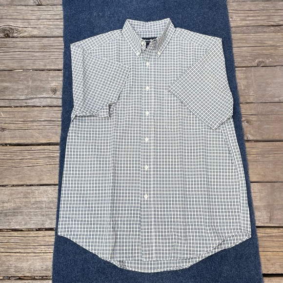 Eddie Bauer short-sleeved 100% cotton lightweight button-down shirt. - Picture 2 of 2